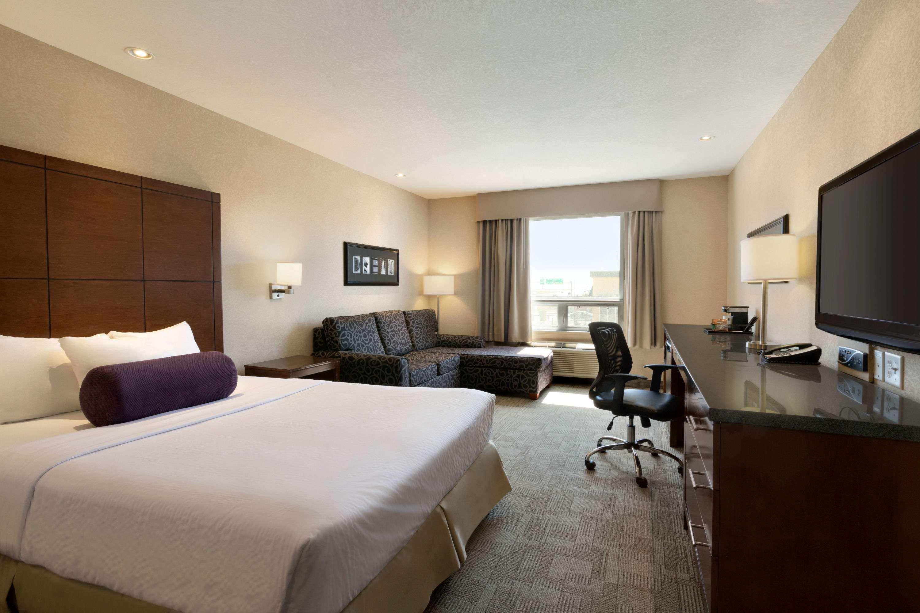 Days Inn By Wyndham Regina Airport West Екстер'єр фото