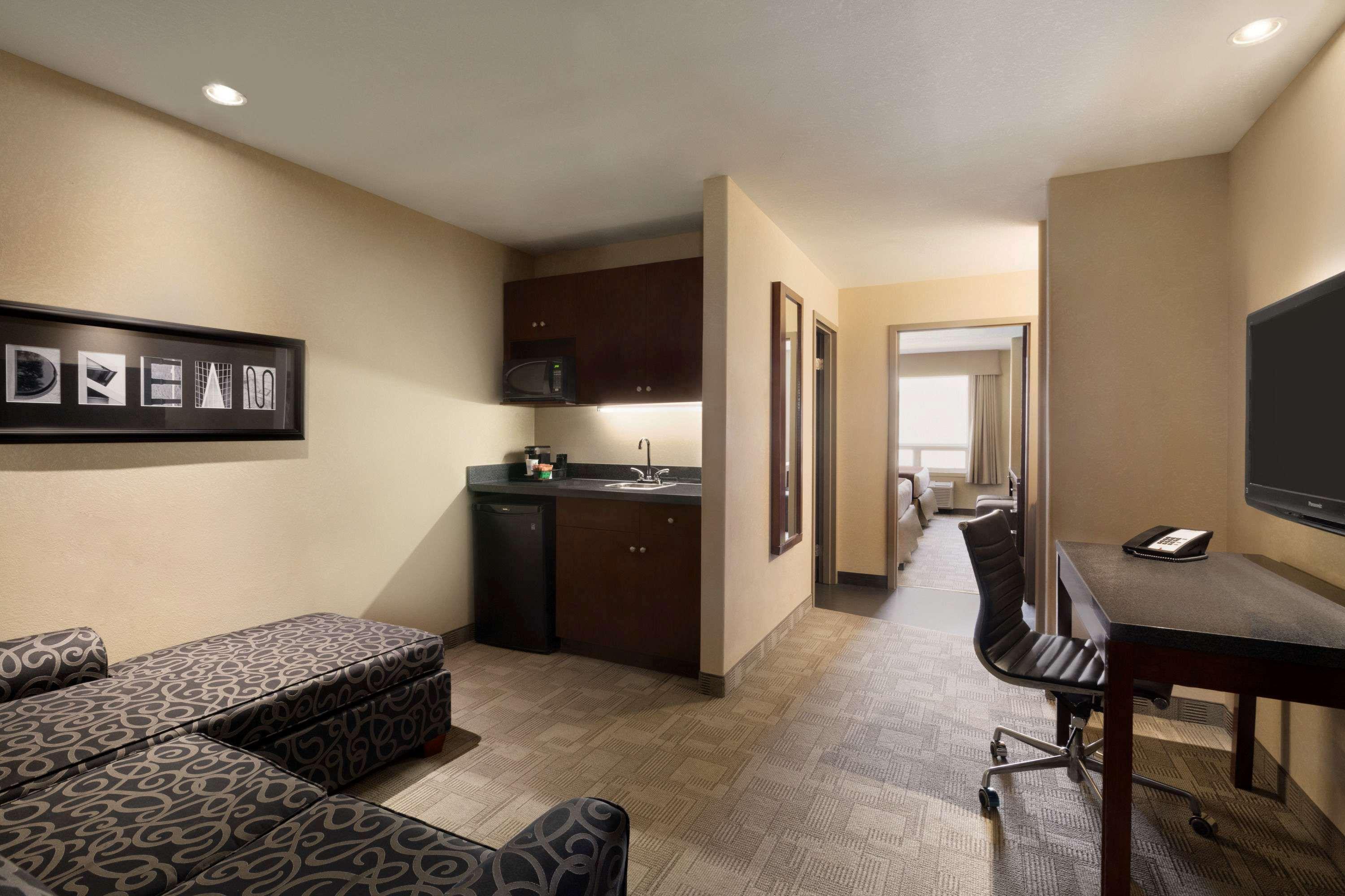 Days Inn By Wyndham Regina Airport West Екстер'єр фото
