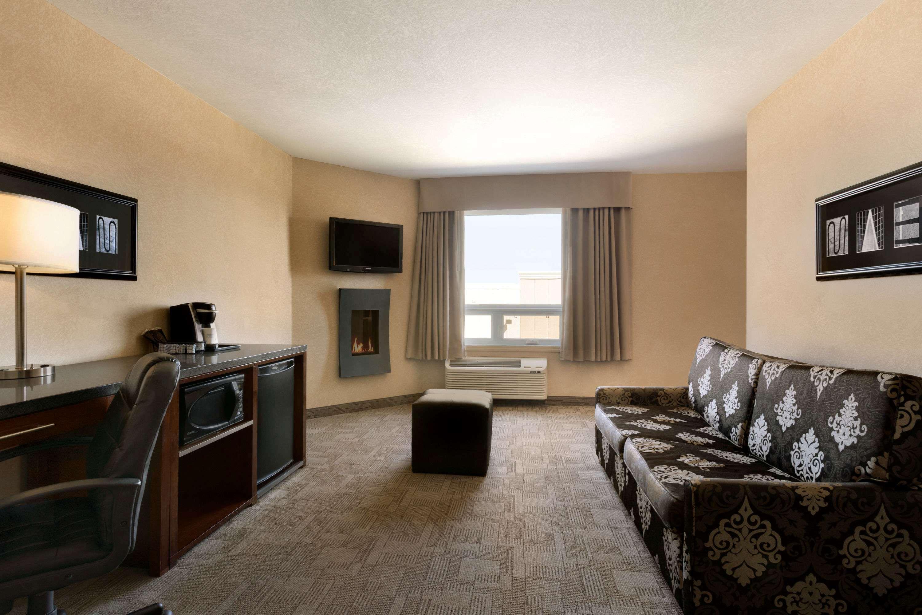 Days Inn By Wyndham Regina Airport West Екстер'єр фото