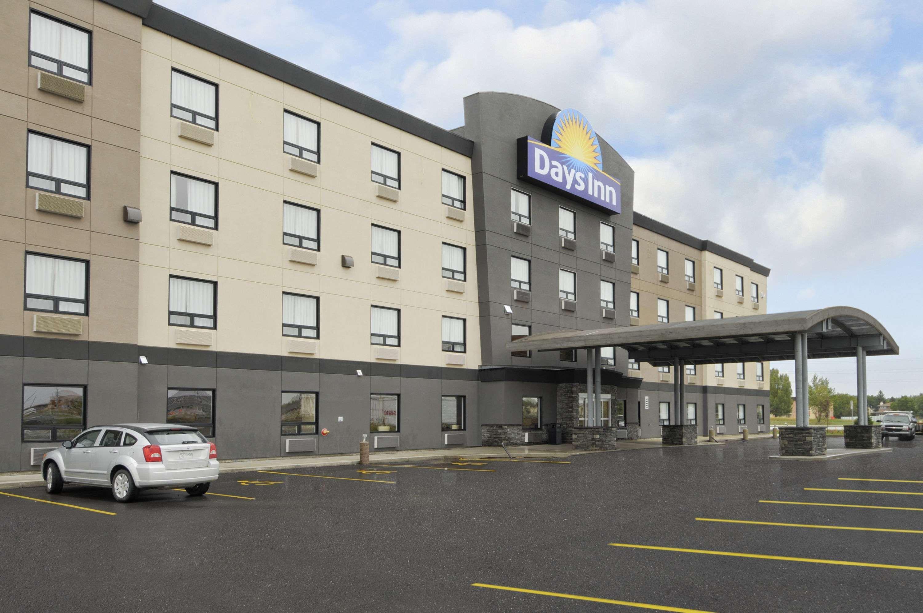 Days Inn By Wyndham Regina Airport West Екстер'єр фото