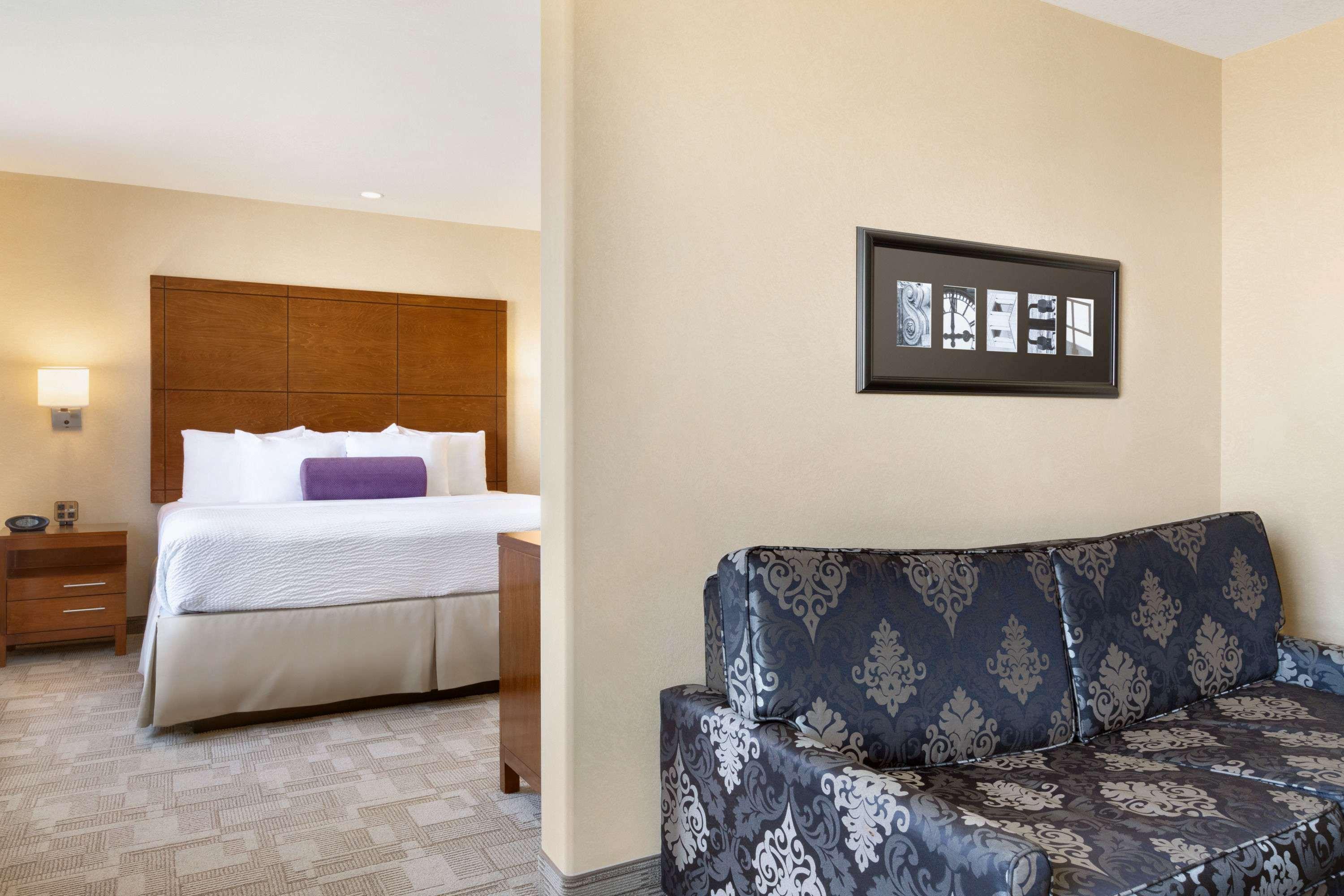 Days Inn By Wyndham Regina Airport West Екстер'єр фото