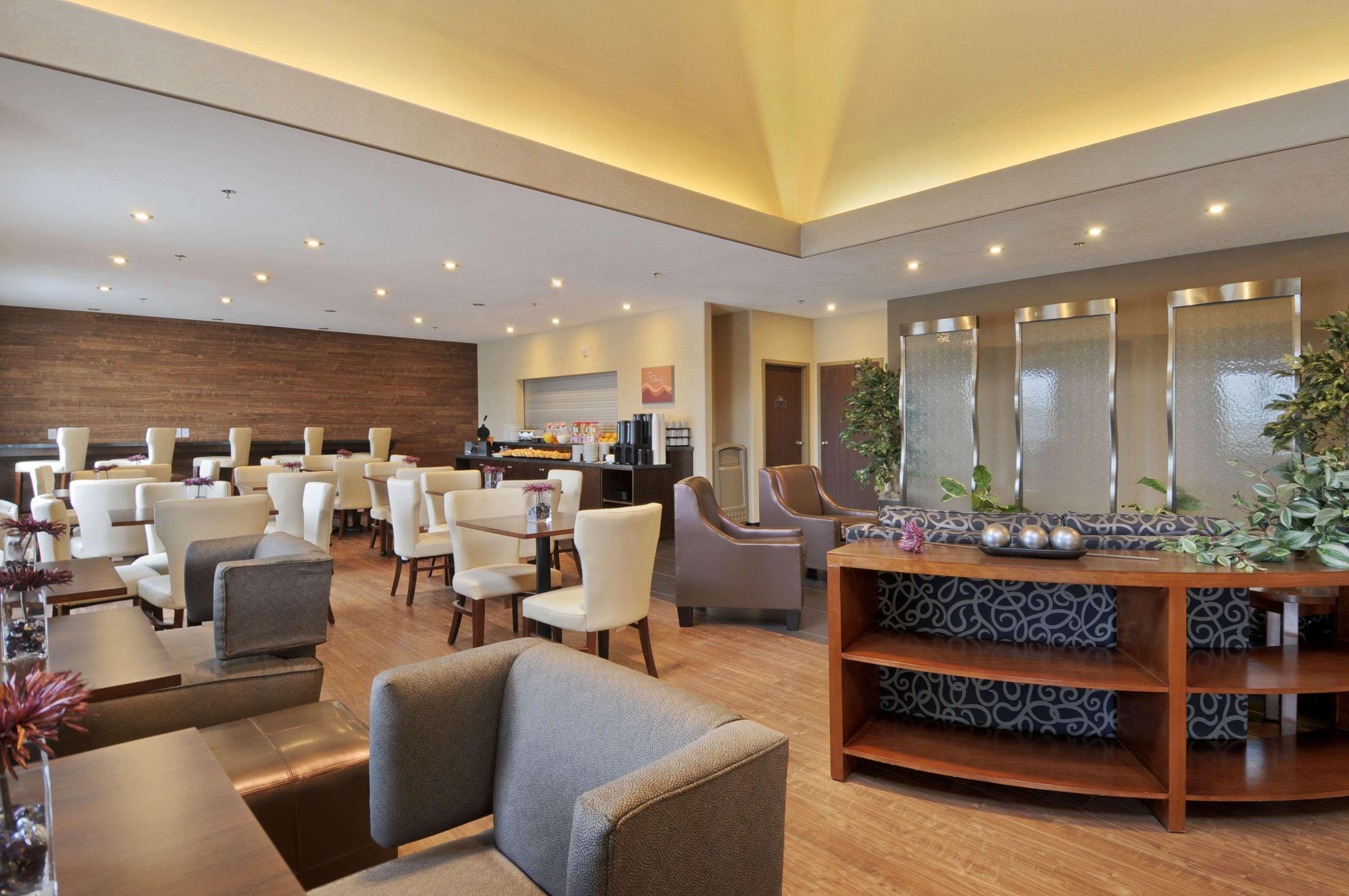 Days Inn By Wyndham Regina Airport West Ресторан фото