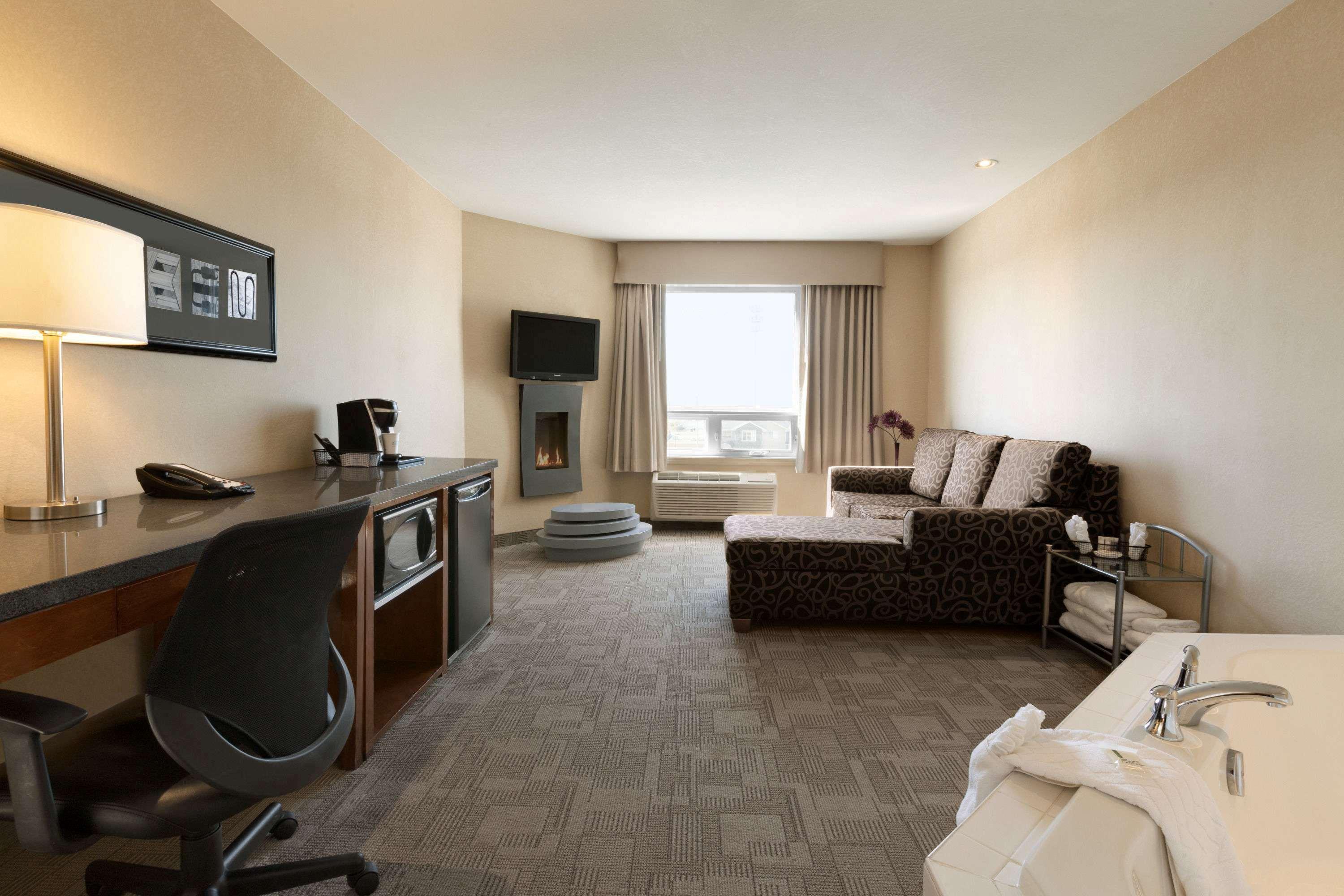 Days Inn By Wyndham Regina Airport West Екстер'єр фото