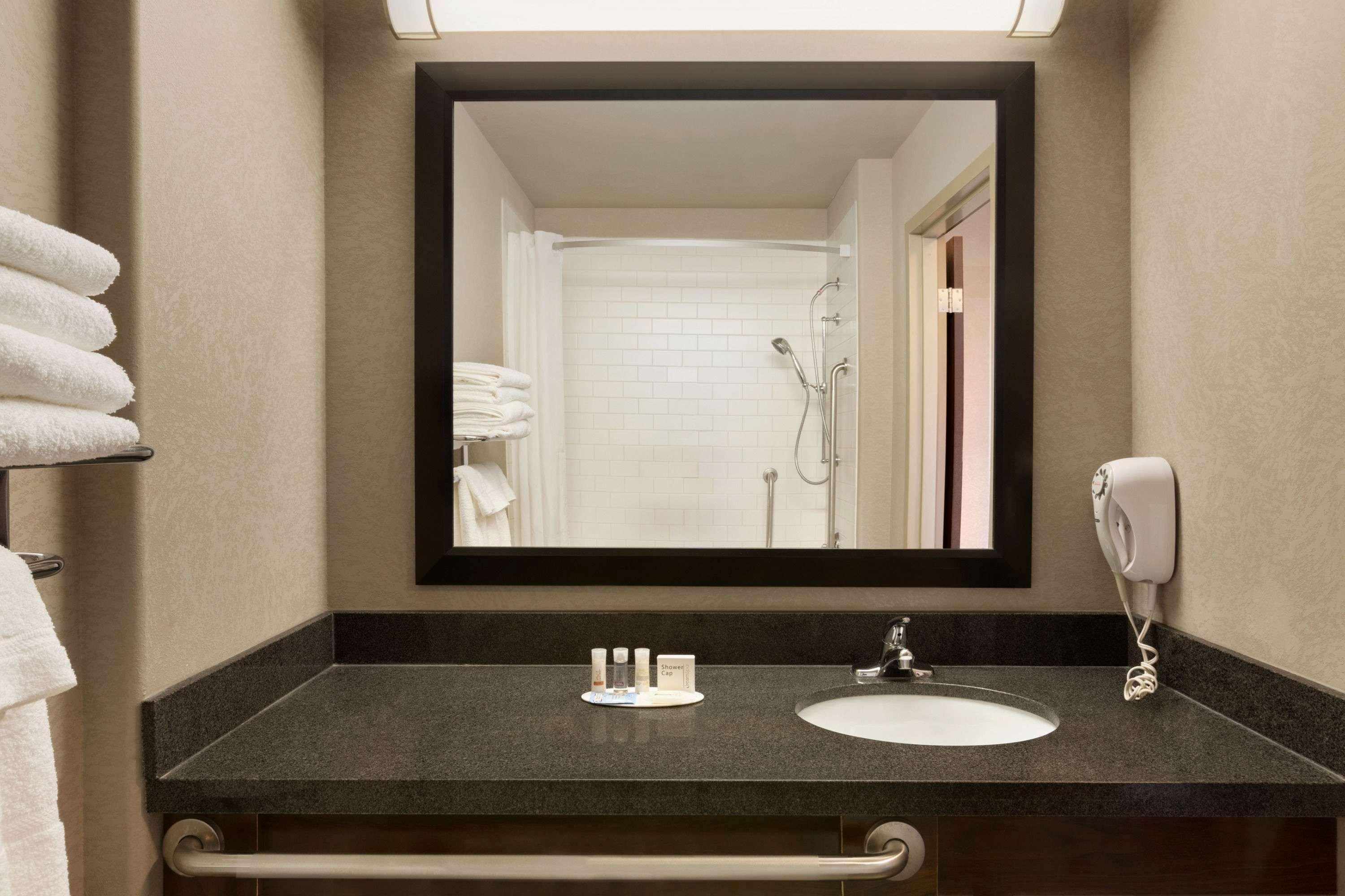 Days Inn By Wyndham Regina Airport West Екстер'єр фото